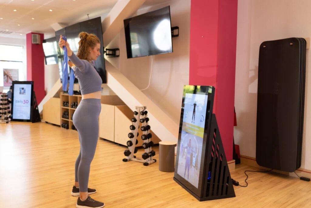 Training in einem Studio mit digitalem Bildschirm an der Wand