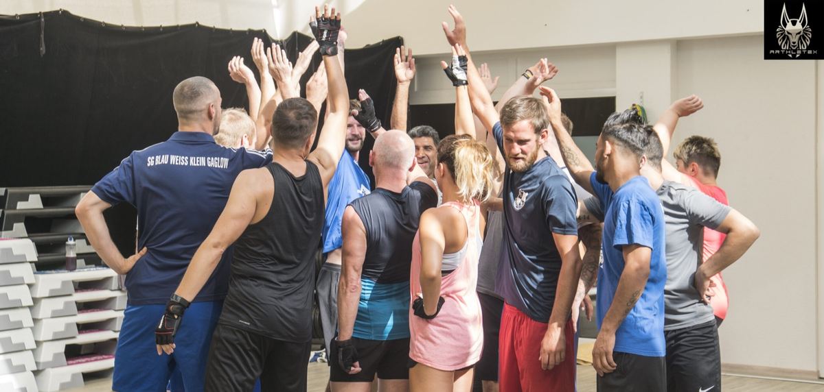 Gut gelaunte Gruppe nach dem Training in einem Studio