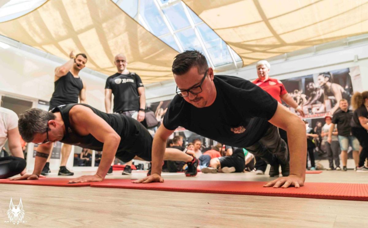 Gruppentraining mit Liegestützen in einem Studio