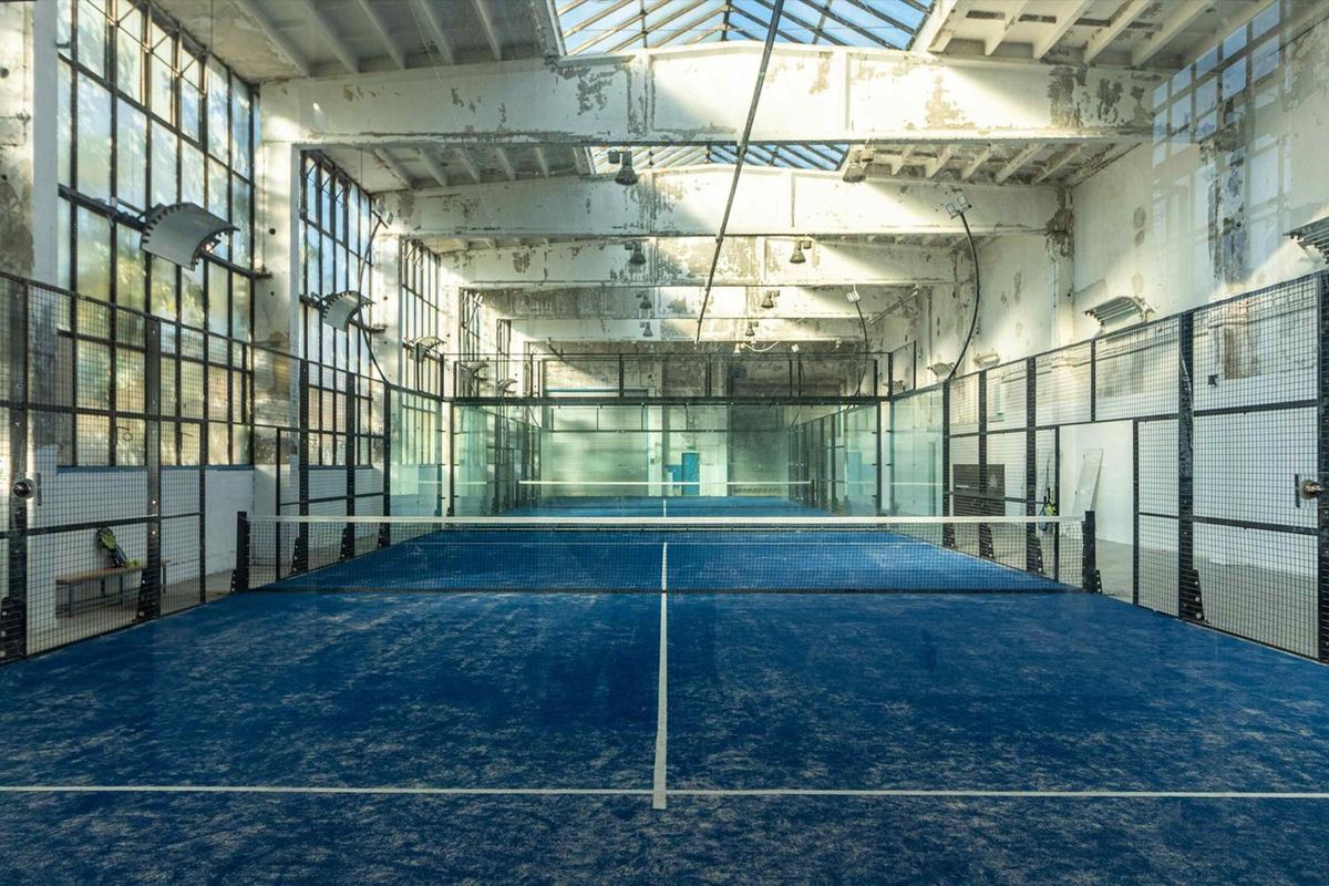 Padel-Courts in einer großen Halle